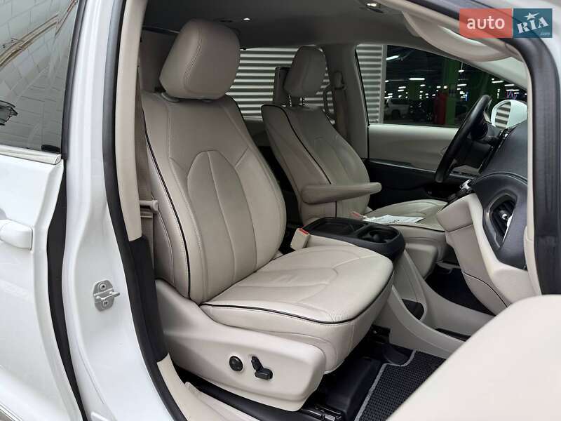 Минивэн Chrysler Pacifica 2017 в Киеве