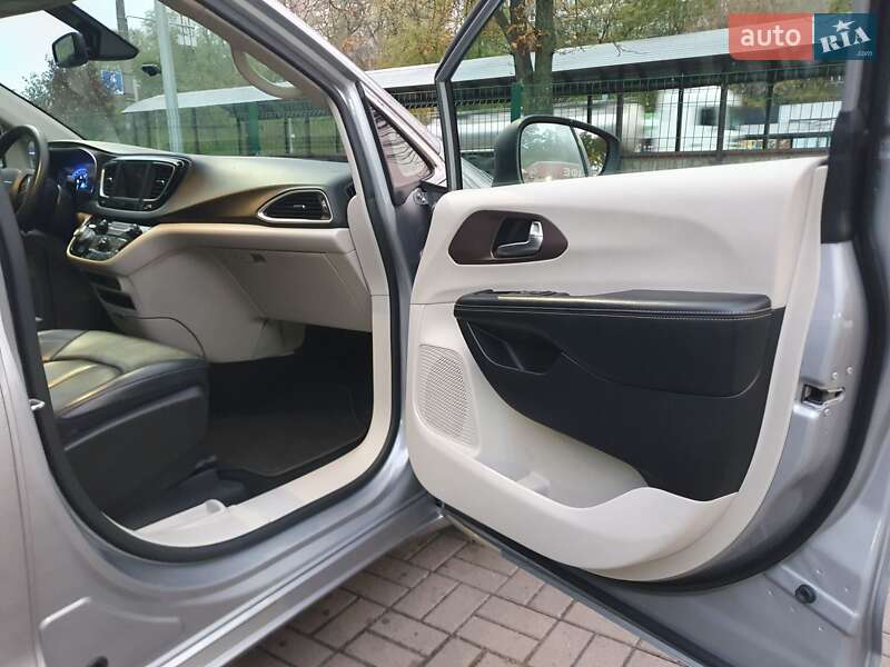 Мінівен Chrysler Pacifica 2020 в Києві