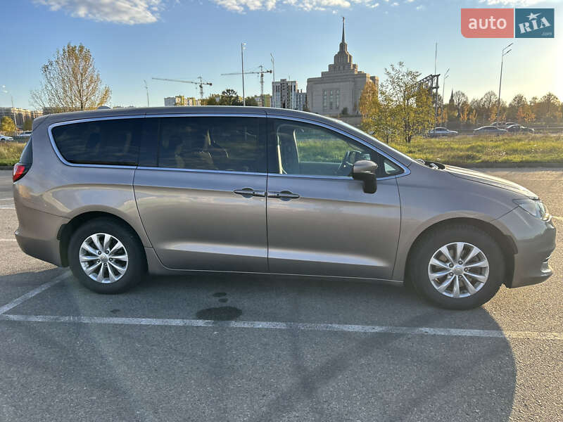 Минивэн Chrysler Pacifica 2017 в Киеве фото 5 Минивэн Chrysler Pacifica 2017 в Киеве