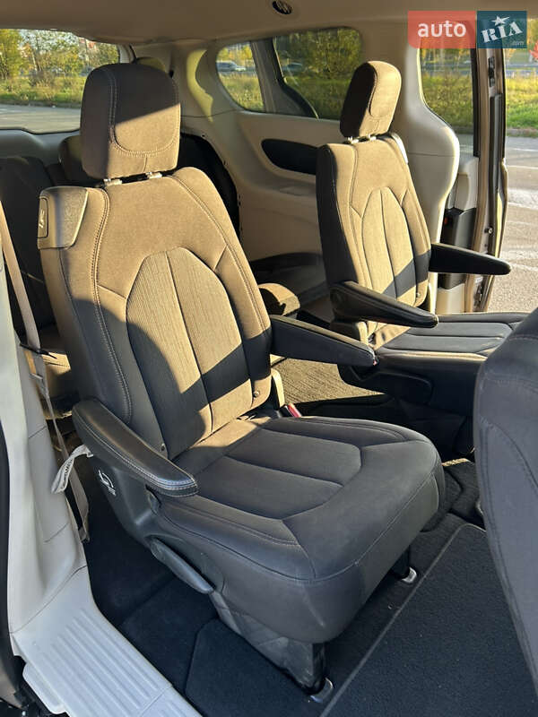 Минивэн Chrysler Pacifica 2017 в Киеве фото 10 Минивэн Chrysler Pacifica 2017 в Киеве