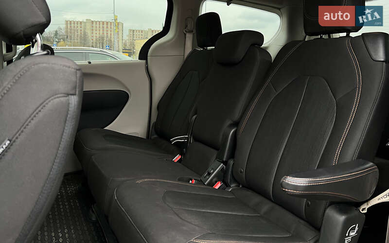 Минивэн Chrysler Pacifica 2017 в Львове
