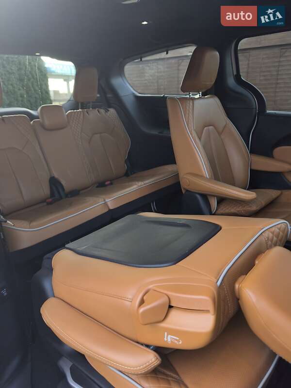 Минивэн Chrysler Pacifica 2023 в Киеве