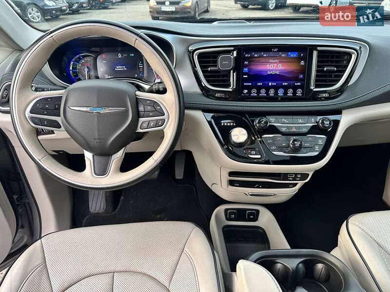 Минивэн Chrysler Pacifica 2017 в Киеве фото 48 Минивэн Chrysler Pacifica 2017 в Киеве