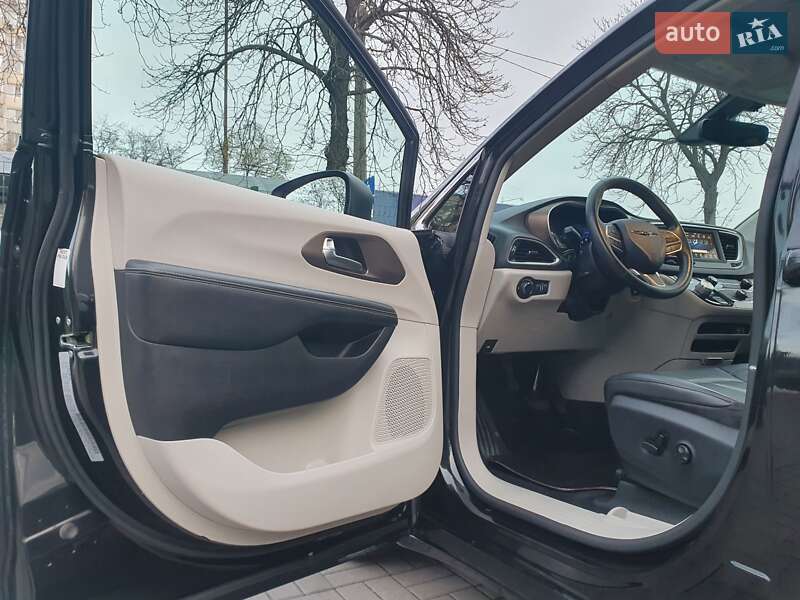 Мінівен Chrysler Pacifica 2020 в Києві