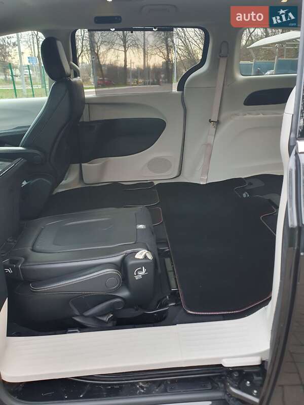 Мінівен Chrysler Pacifica 2020 в Києві