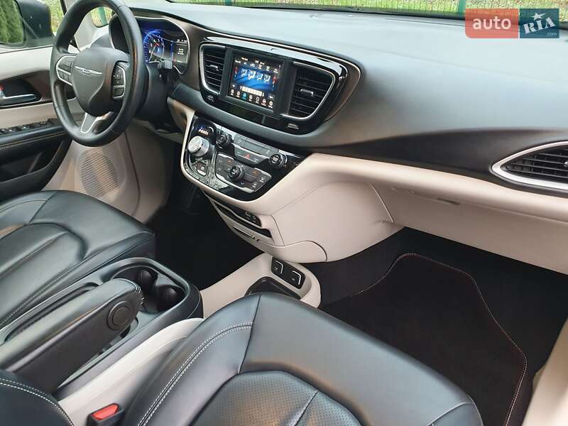 Мінівен Chrysler Pacifica 2020 в Києві