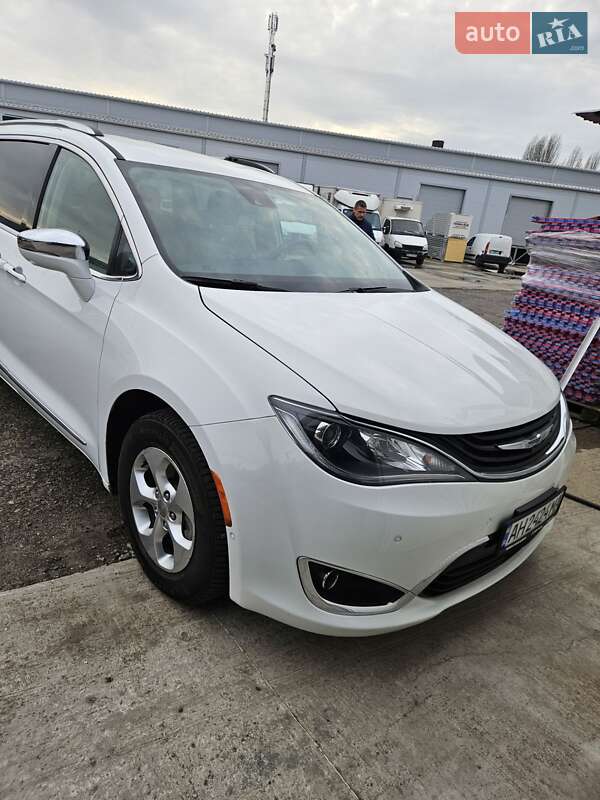 Минивэн Chrysler Pacifica 2017 в Киеве фото 4 Минивэн Chrysler Pacifica 2017 в Киеве