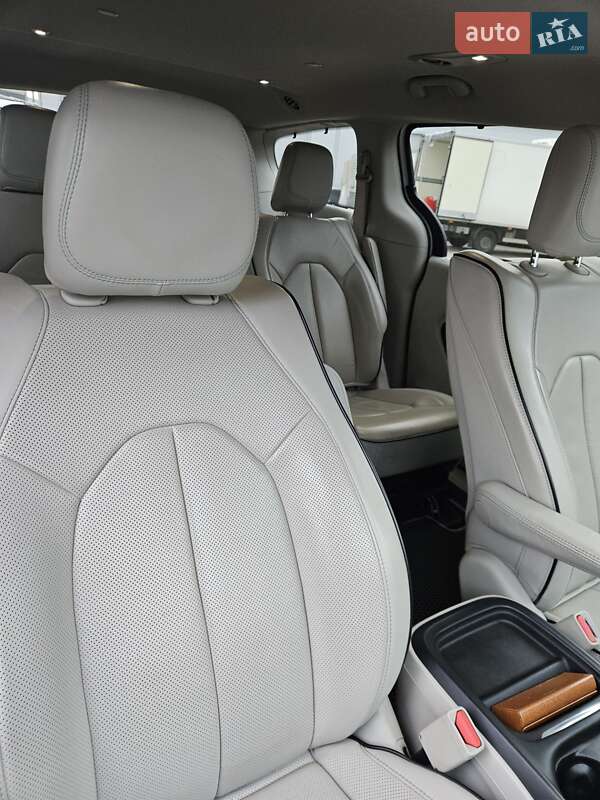 Минивэн Chrysler Pacifica 2017 в Киеве фото 8 Минивэн Chrysler Pacifica 2017 в Киеве