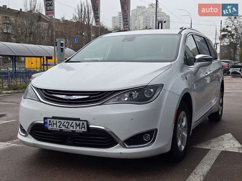 Минивэн Chrysler Pacifica 2017 в Киеве