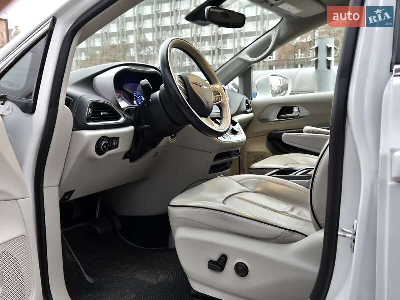 Минивэн Chrysler Pacifica 2017 в Киеве