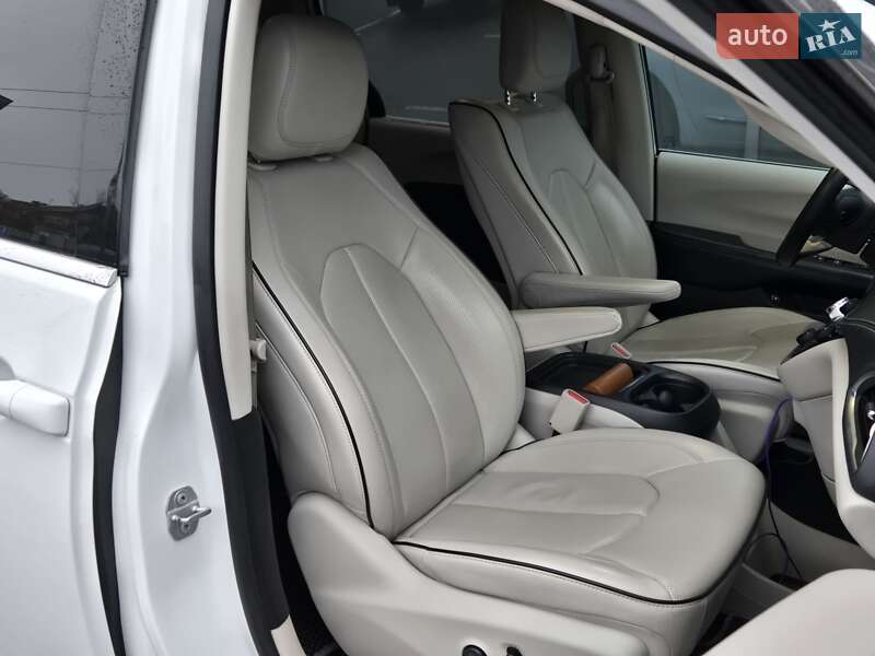 Минивэн Chrysler Pacifica 2017 в Киеве