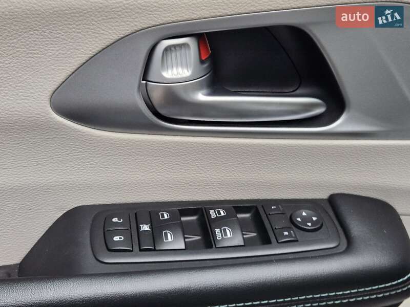 Минивэн Chrysler Pacifica 2017 в Киеве