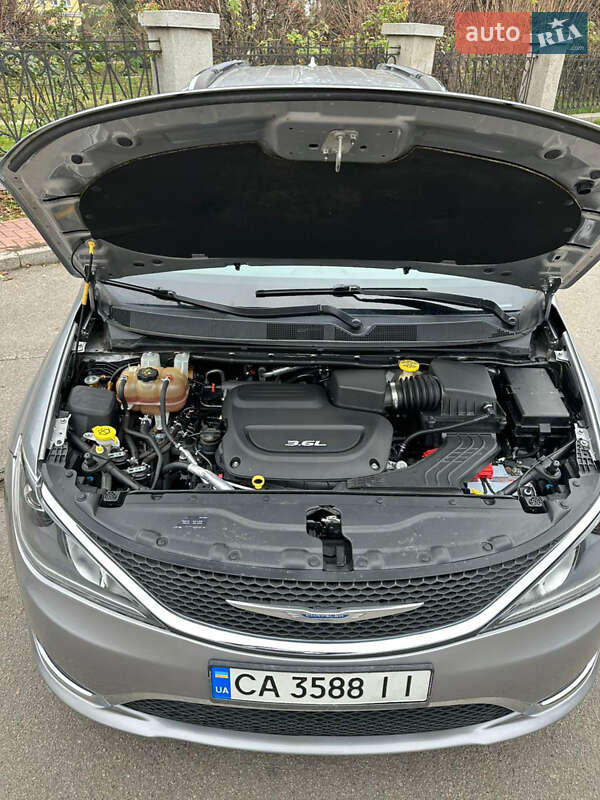 Мінівен Chrysler Pacifica 2017 в Умані