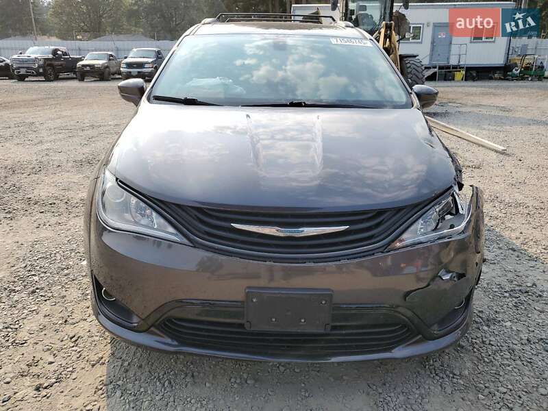 Минивэн Chrysler Pacifica 2018 в Львове