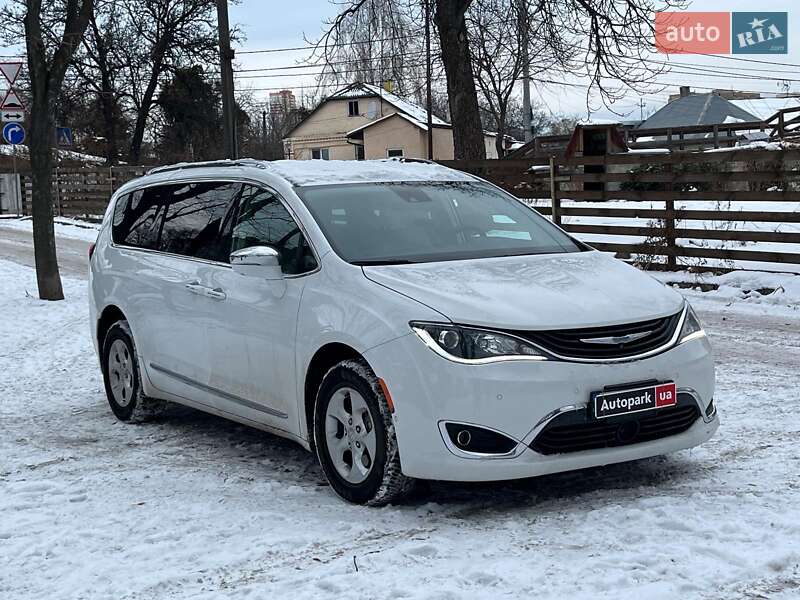 Минивэн Chrysler Pacifica 2017 в Киеве фото 3 Минивэн Chrysler Pacifica 2017 в Киеве