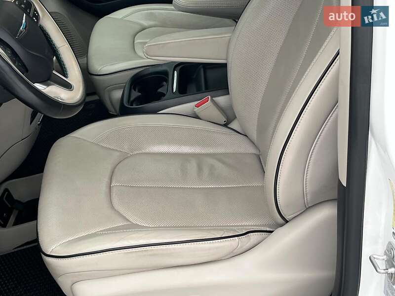 Минивэн Chrysler Pacifica 2017 в Киеве фото 18 Минивэн Chrysler Pacifica 2017 в Киеве
