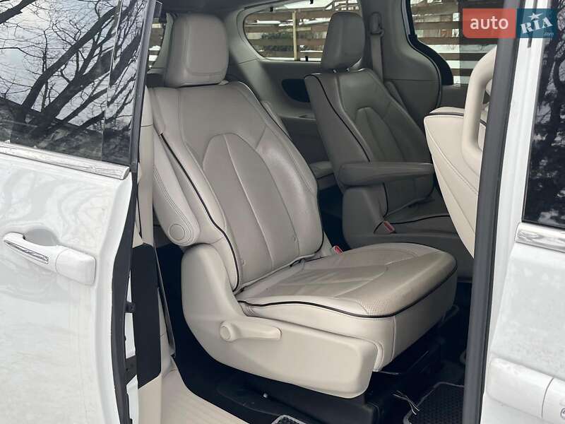 Минивэн Chrysler Pacifica 2017 в Киеве фото 34 Минивэн Chrysler Pacifica 2017 в Киеве