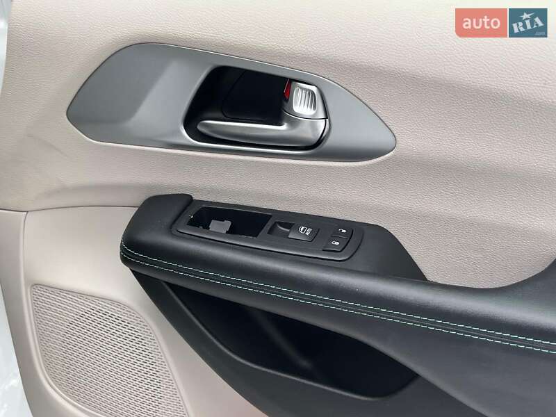 Минивэн Chrysler Pacifica 2017 в Киеве фото 38 Минивэн Chrysler Pacifica 2017 в Киеве