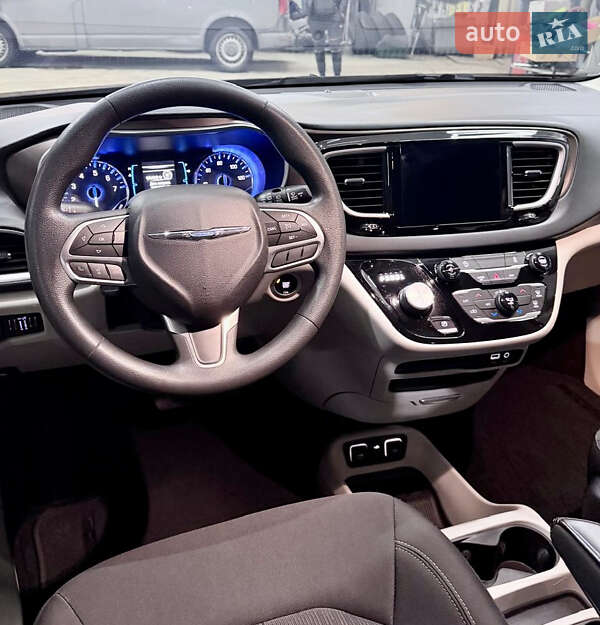 Минивэн Chrysler Pacifica 2017 в Киеве фото 20 Минивэн Chrysler Pacifica 2017 в Киеве