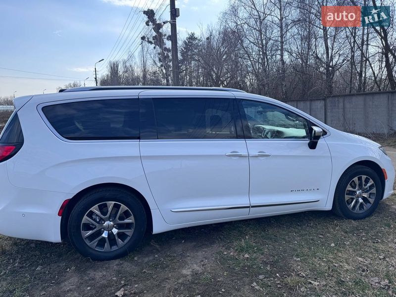 Минивэн Chrysler Pacifica 2023 в Киеве