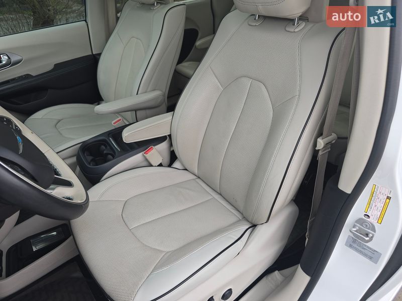 Минивэн Chrysler Pacifica 2017 в Хмельницком