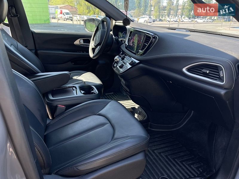 Мінівен Chrysler Pacifica 2023 в Києві