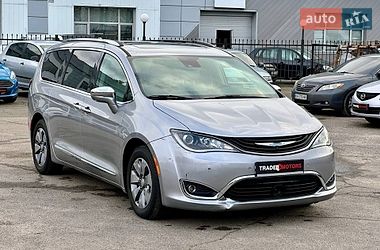 Минивэн Chrysler Pacifica 2017 в Киеве
