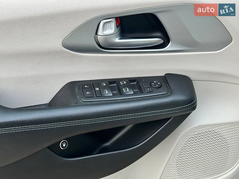 Минивэн Chrysler Pacifica 2017 в Киеве
