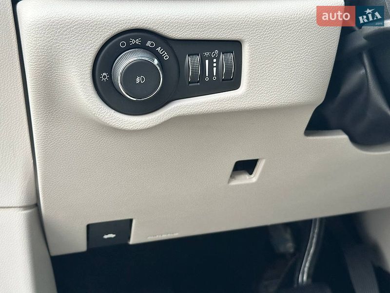 Минивэн Chrysler Pacifica 2017 в Киеве
