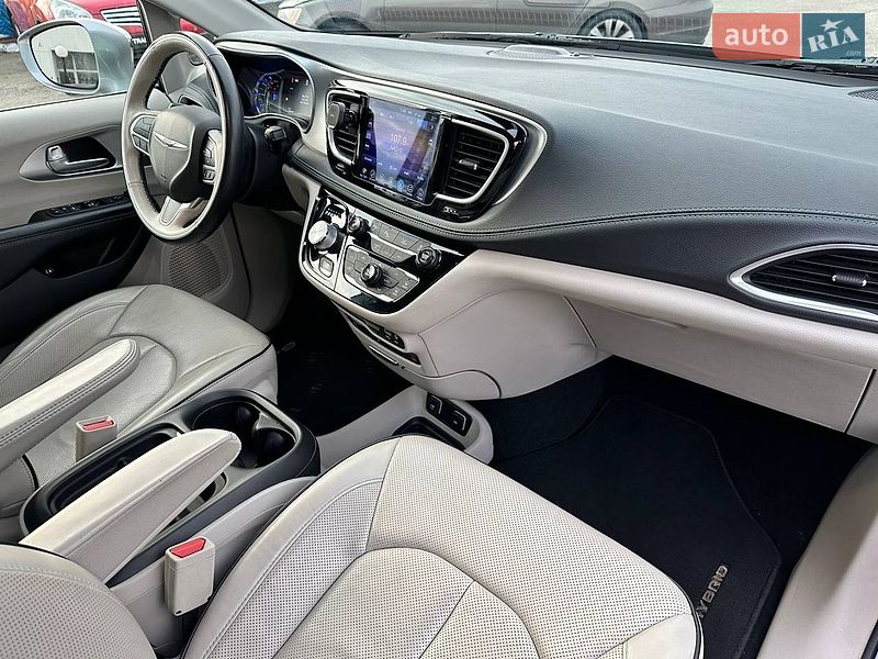 Минивэн Chrysler Pacifica 2017 в Киеве