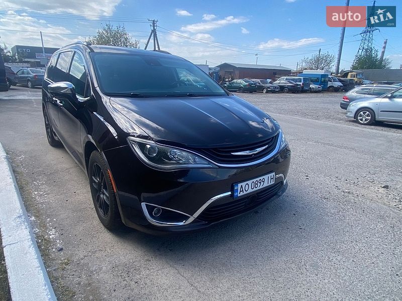 Минивэн Chrysler Pacifica 2018 в Ужгороде