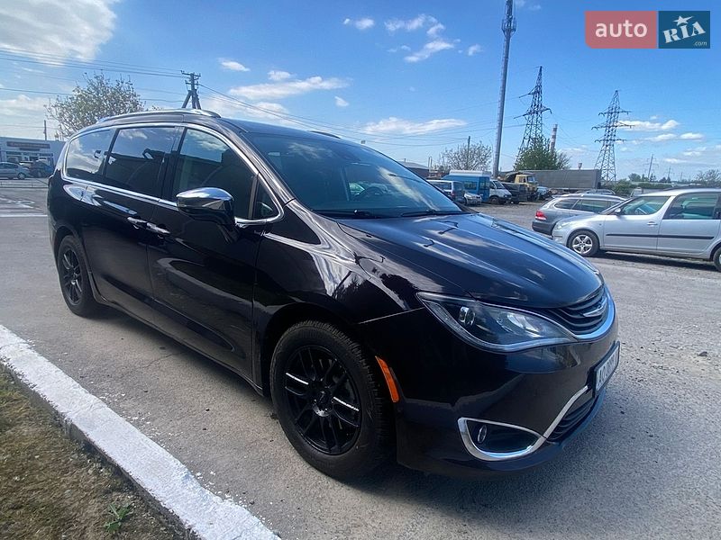 Минивэн Chrysler Pacifica 2018 в Ужгороде