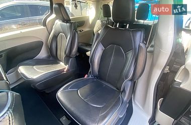 Минивэн Chrysler Pacifica 2018 в Ужгороде