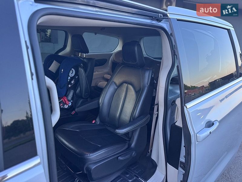 Мінівен Chrysler Pacifica 2022 в Львові