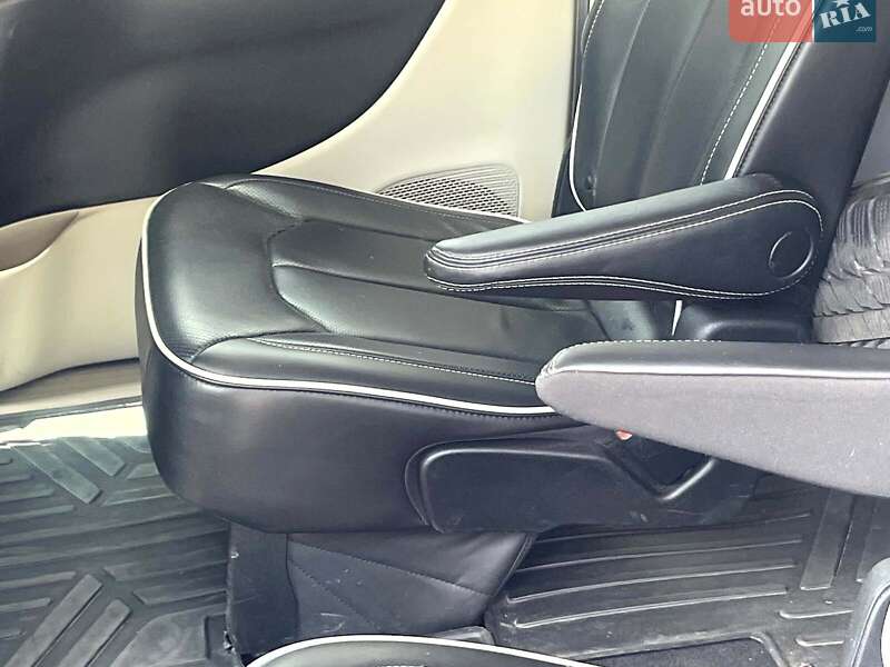 Минивэн Chrysler Pacifica 2021 в Киеве