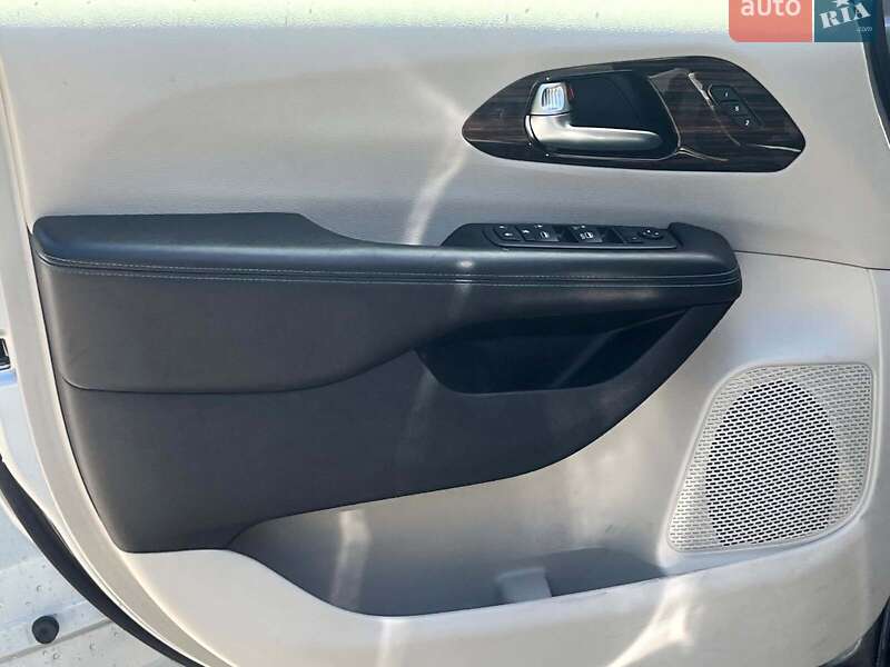 Минивэн Chrysler Pacifica 2021 в Киеве