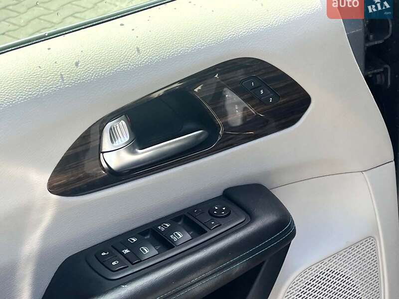 Минивэн Chrysler Pacifica 2021 в Киеве