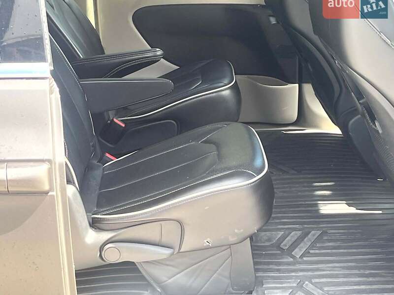 Минивэн Chrysler Pacifica 2021 в Киеве
