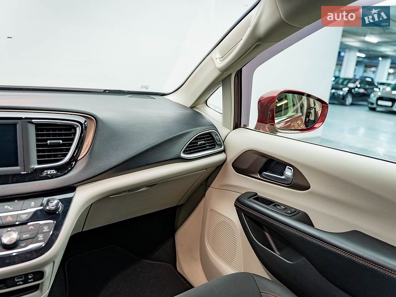 Мінівен Chrysler Pacifica 2018 в Києві