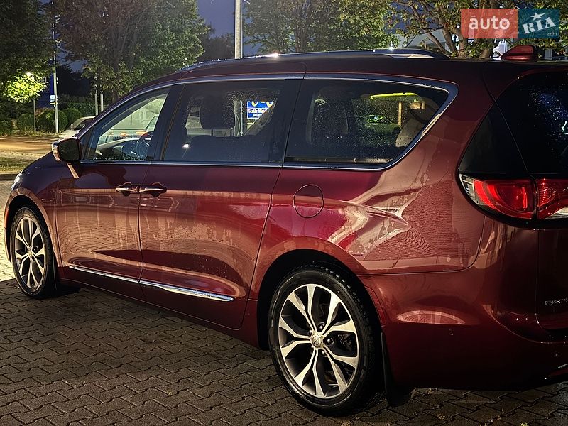 Внедорожник / Кроссовер Chrysler Pacifica 2016 в Ирпене