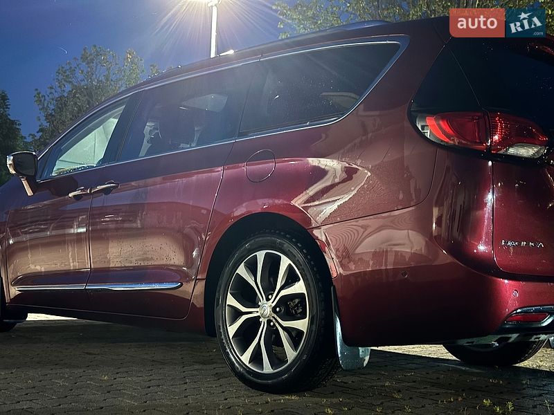 Внедорожник / Кроссовер Chrysler Pacifica 2016 в Ирпене