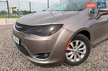 Внедорожник / Кроссовер Chrysler Pacifica 2017 в Львове