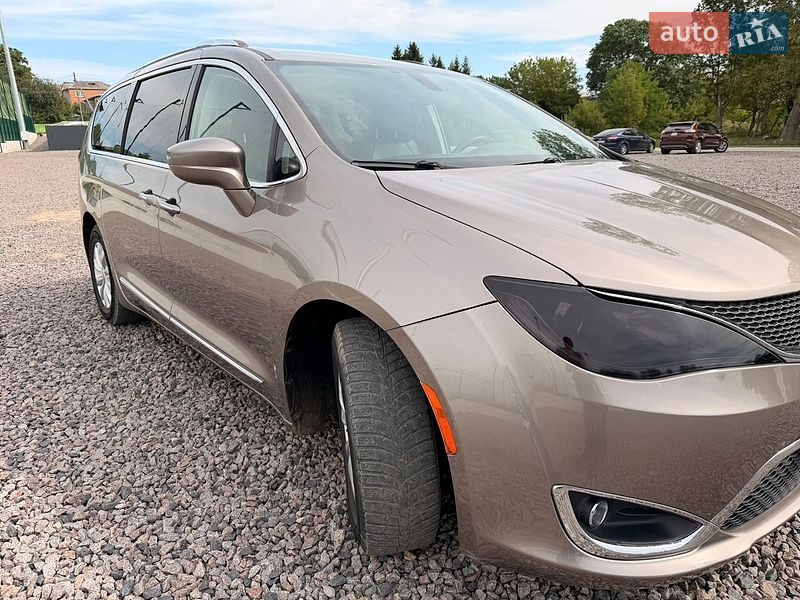 Внедорожник / Кроссовер Chrysler Pacifica 2017 в Львове