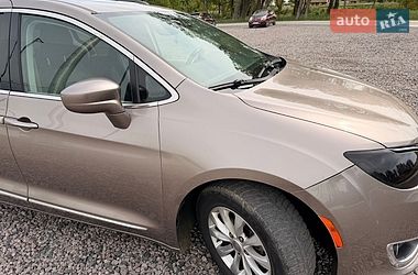 Внедорожник / Кроссовер Chrysler Pacifica 2017 в Львове