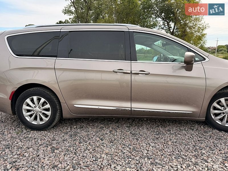 Внедорожник / Кроссовер Chrysler Pacifica 2017 в Львове