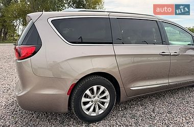 Внедорожник / Кроссовер Chrysler Pacifica 2017 в Львове