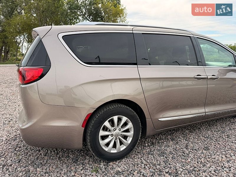 Внедорожник / Кроссовер Chrysler Pacifica 2017 в Львове