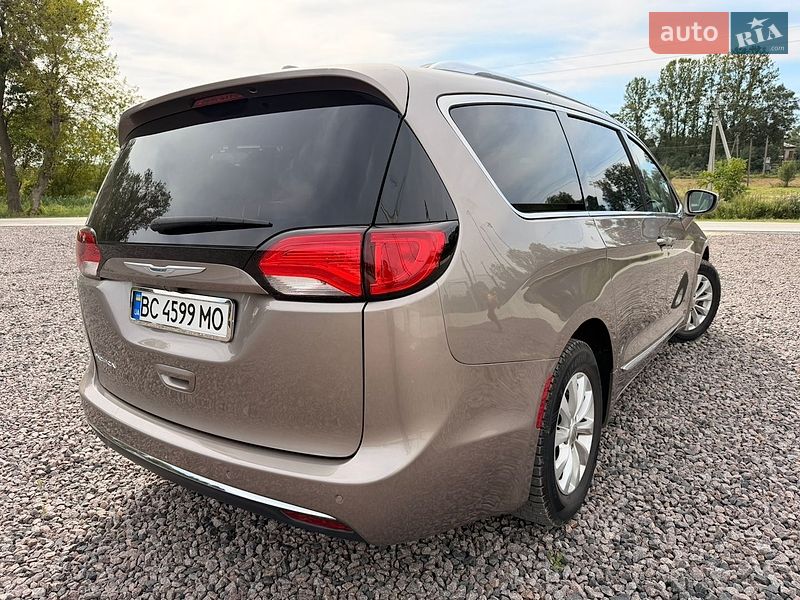 Внедорожник / Кроссовер Chrysler Pacifica 2017 в Львове