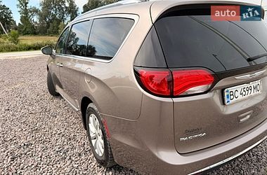 Внедорожник / Кроссовер Chrysler Pacifica 2017 в Львове