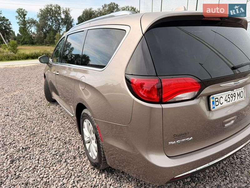Внедорожник / Кроссовер Chrysler Pacifica 2017 в Львове